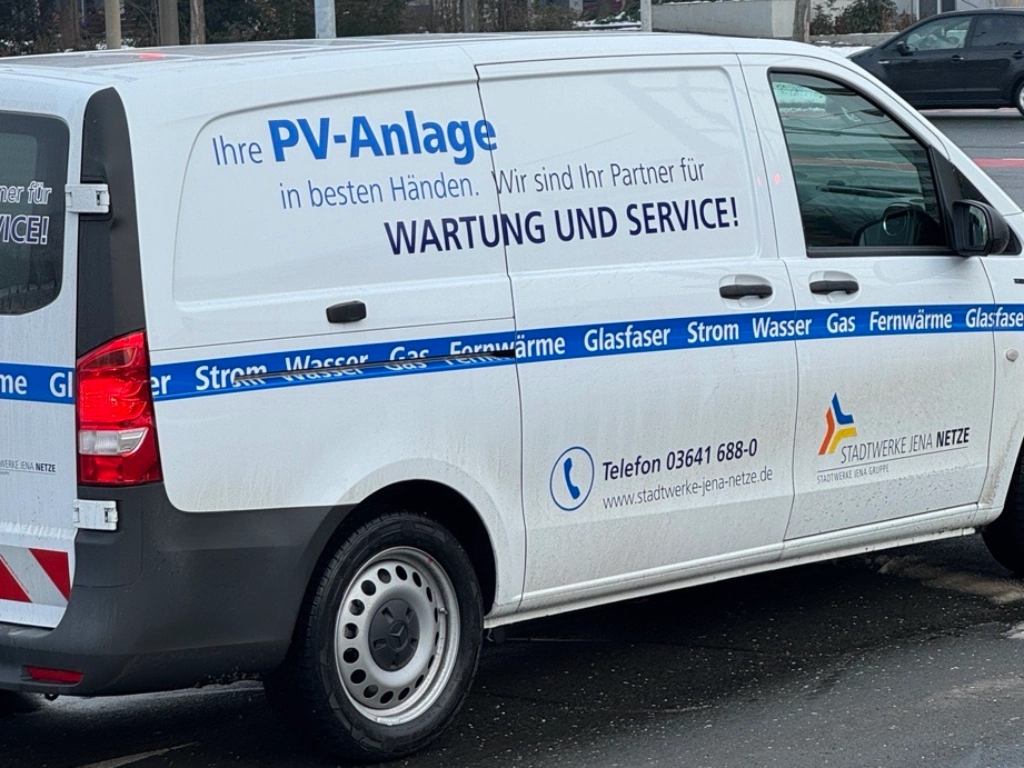 Dienstfahrzeug der Stadtwerke Jena Netze mit Logo und Telefonnummer