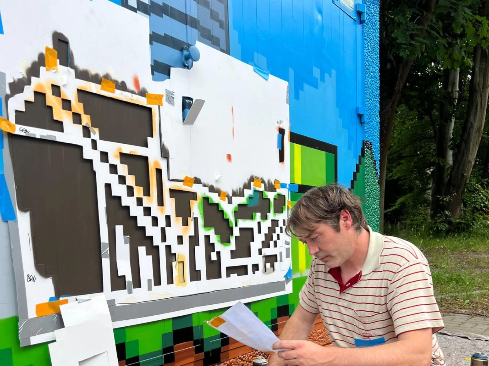 Graffiti-Künstlern Michael Drosdek von der Agentur Farbgefühl vergleicht seine Arbeit mit der Vorlage. 