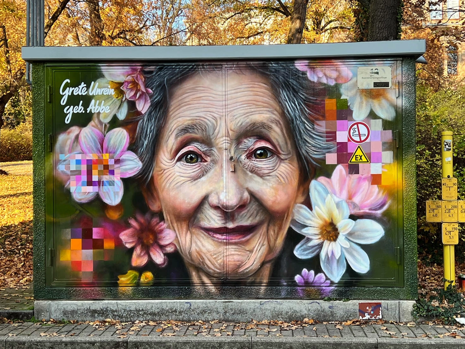 Ein Porträt zu Ehren von Grete Unrein auf der Station in der August-Bebel-Straße.