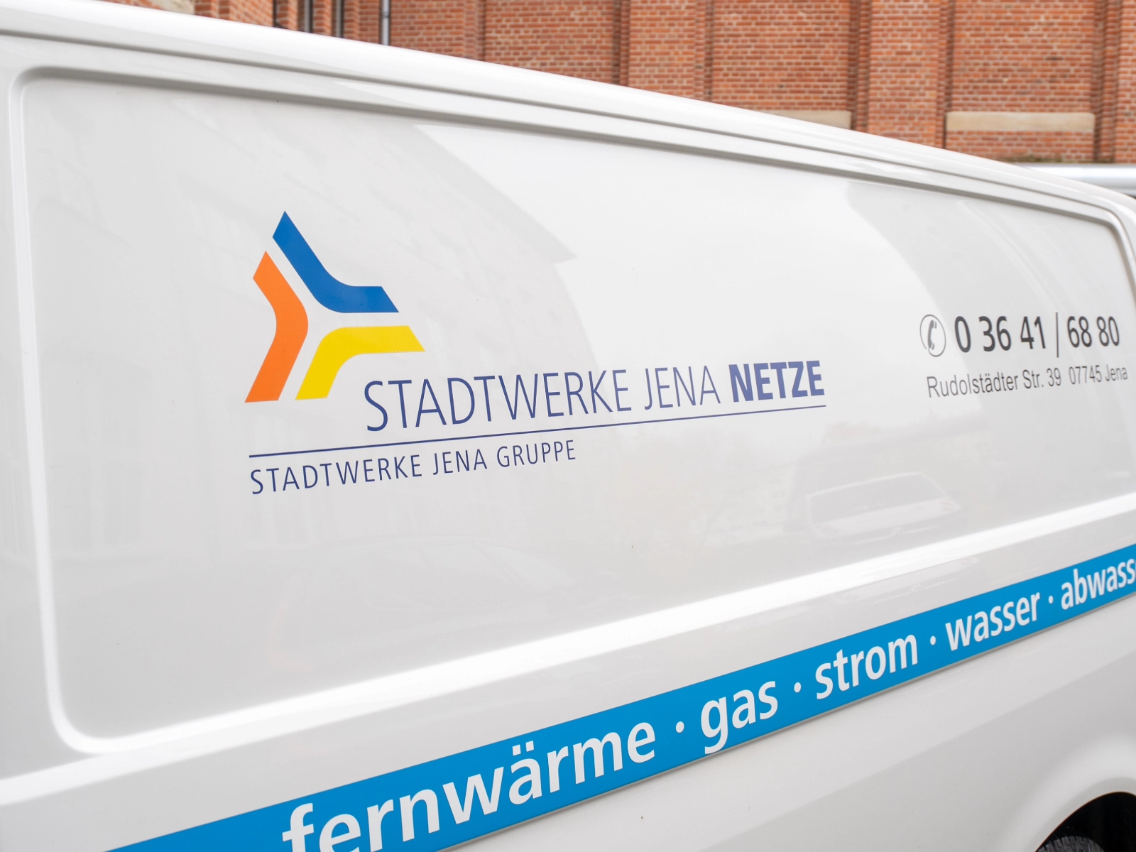 Dienstfahrzeug der Stadtwerke Jena Netze mit Logo und Telefonnummer