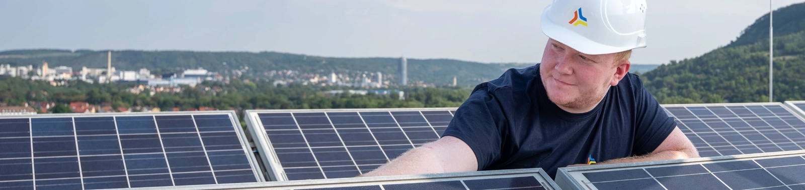 Ein Netze-Mitarbeiter auf einem Dach mit PV-Anlage.