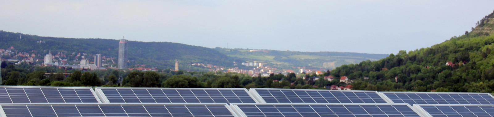 Solaranlage auf dem Stadtwerke-Dach vor Jena-Panorama