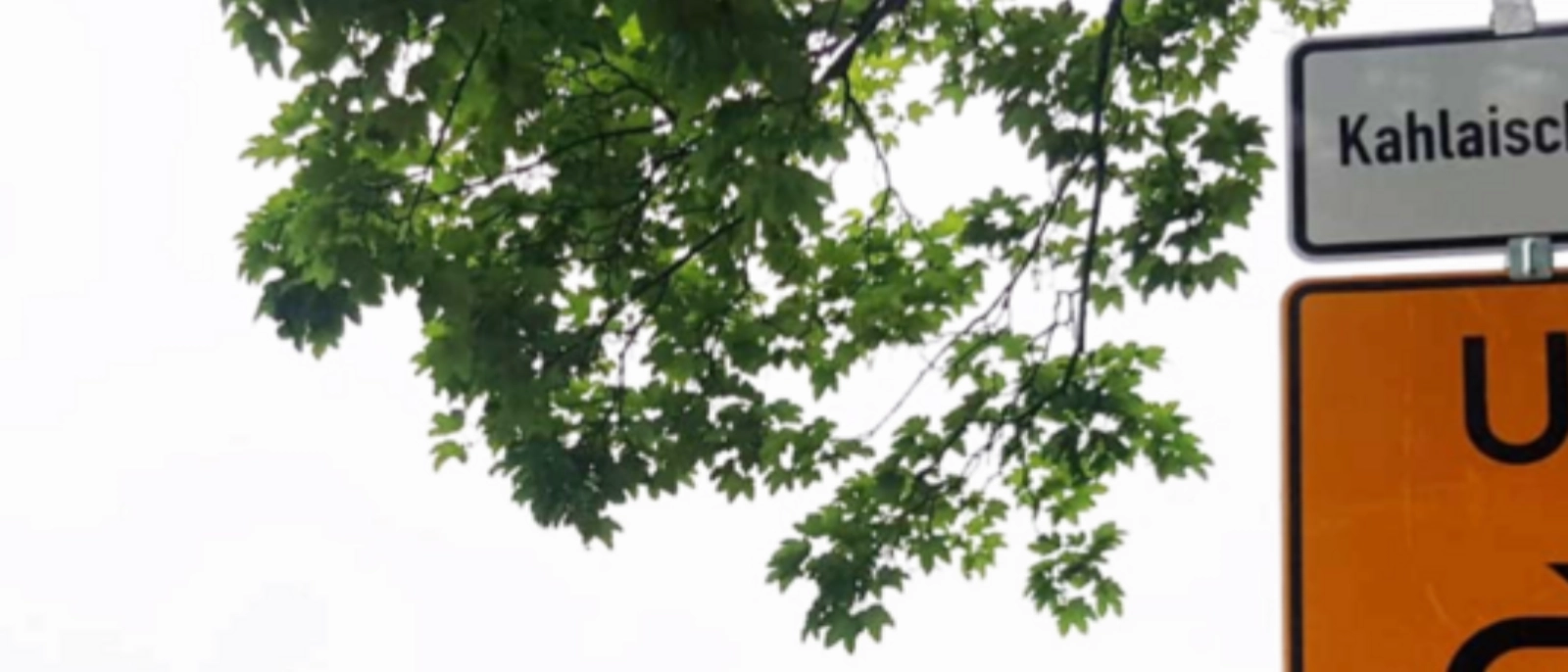 Hinweisschild auf die Umleitung aufgrund Leitungsbau in der Kahlaischen Straße