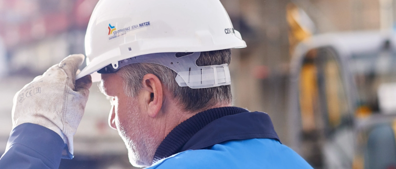 Ein Mitarbeiter der Stadtwerke Jena Netze trägt einen Bauhelm