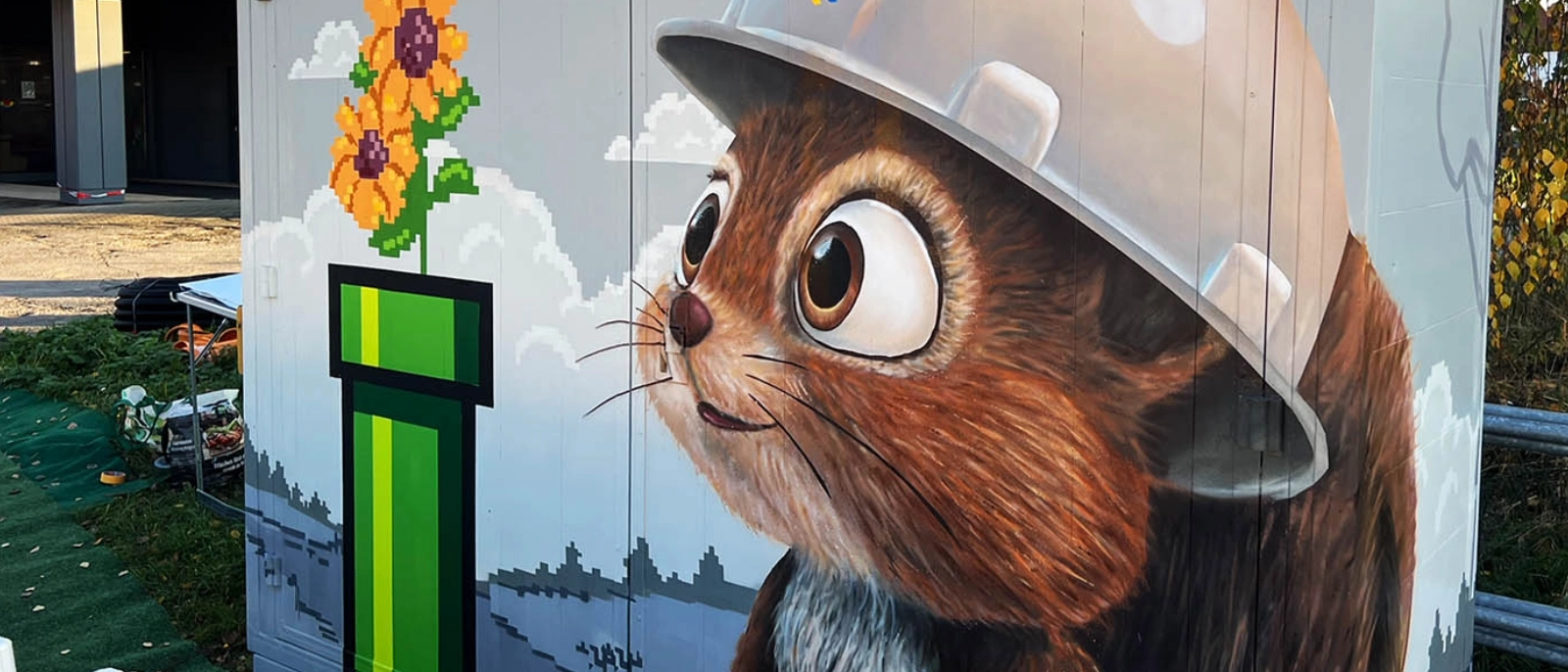 Ein flauschiges Eichhörnchen auf der Anlage am Burgau-Park.