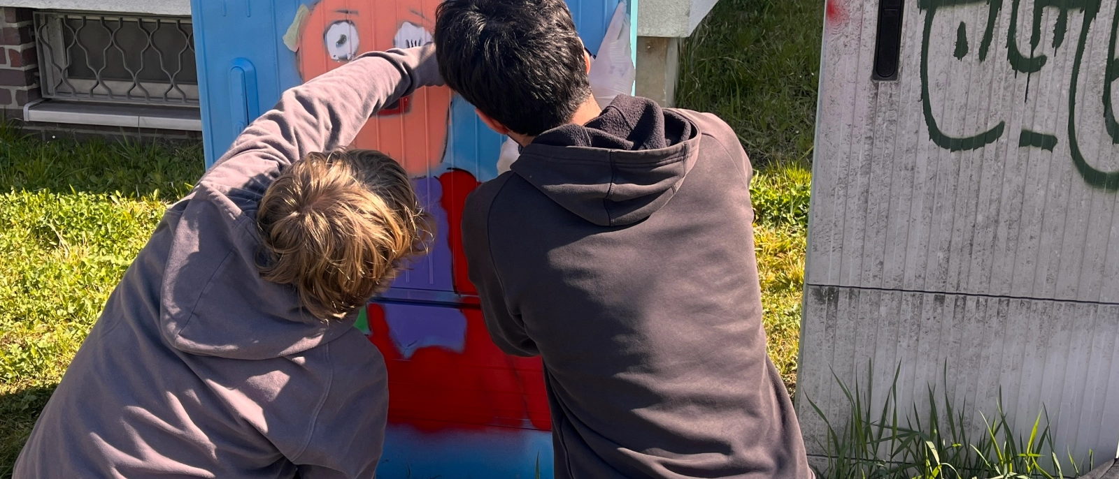 Schüler gestalten einen Stromkasten.