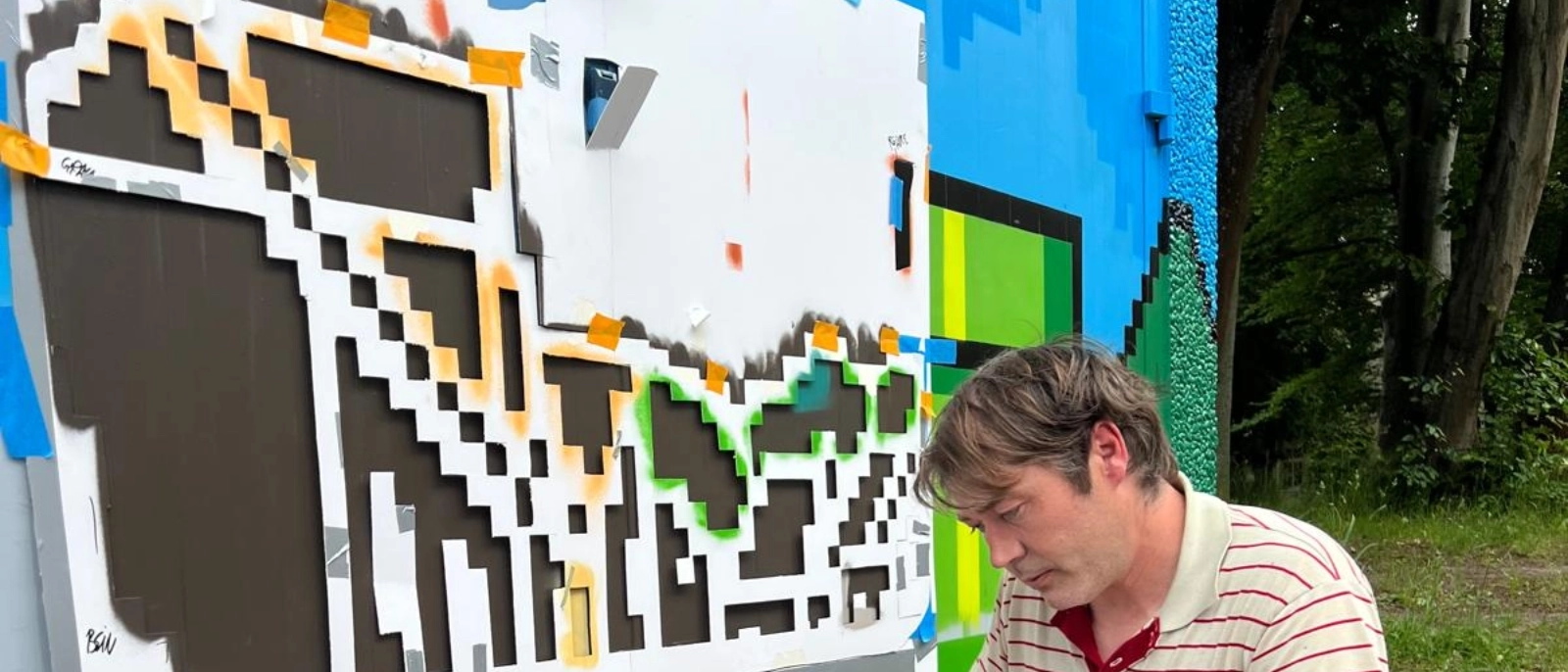 Graffiti-Künstlern Michael Drosdek von der Agentur Farbgefühl vergleicht seine Arbeit mit der Vorlage. 