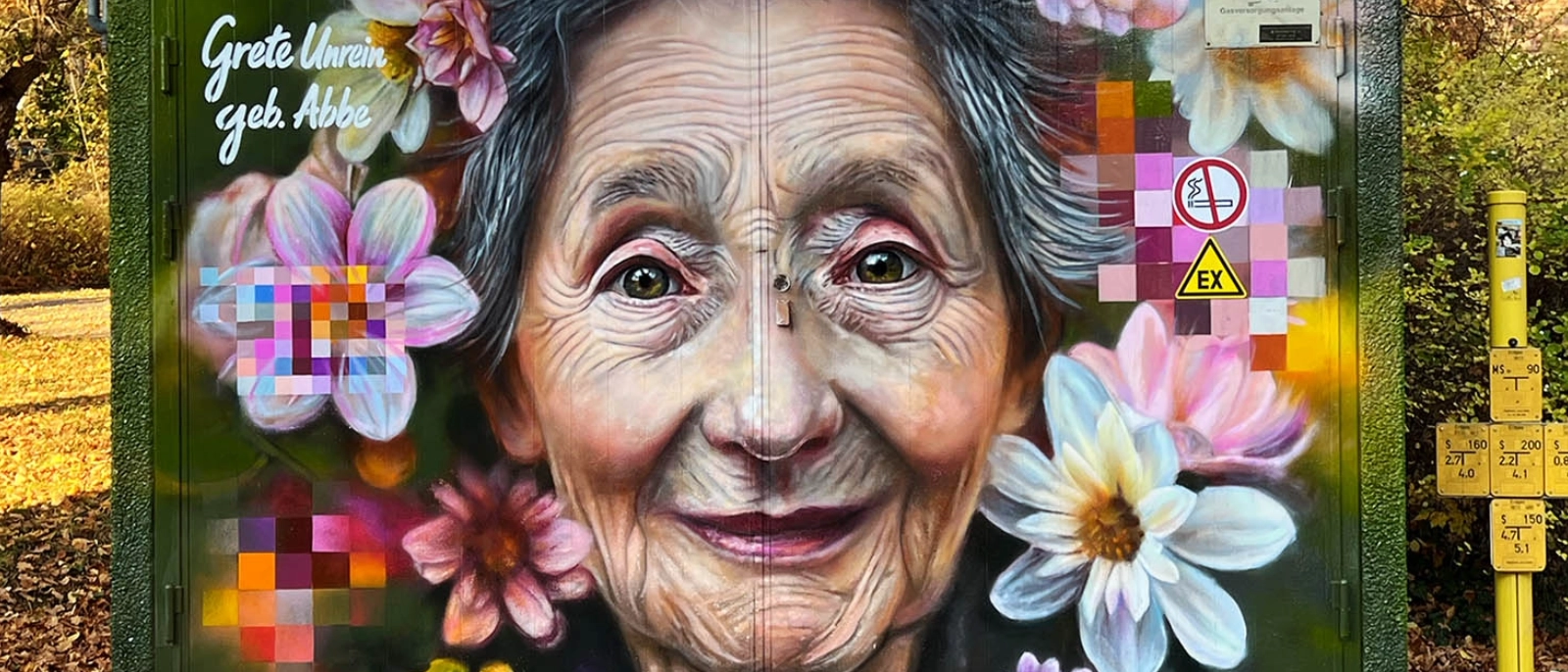 Ein Porträt zu Ehren von Grete Unrein auf der Station in der August-Bebel-Straße.