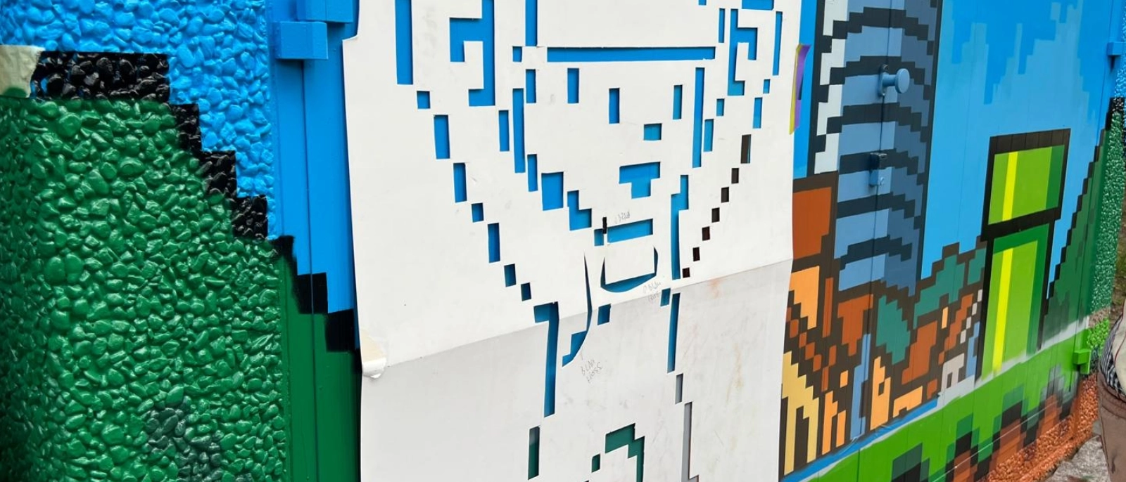 Das Herz von Computerspiele-Fans dürfte dieser Tage höherschlagen, wenn sie ihr Weg am Alexander-Puschkin-Platz vorbeiführt: Denn dort ziehen zwei neu gestaltete Gasregelstationen der Stadtwerke Jena Netze die Blicke auf sich.