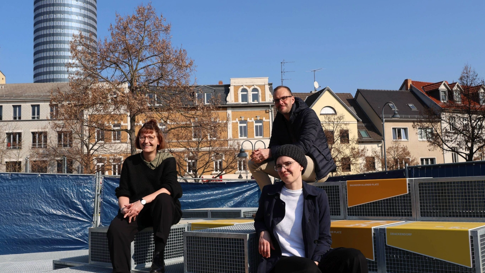 Auf der neuen Plattform am Engelplatz kurz vor der Fertigstellung: Nadine Haufe (l.) und Irene Nitz vom Projekt JenErgieReal mit Fachdienstleiter Lars Liebe. 