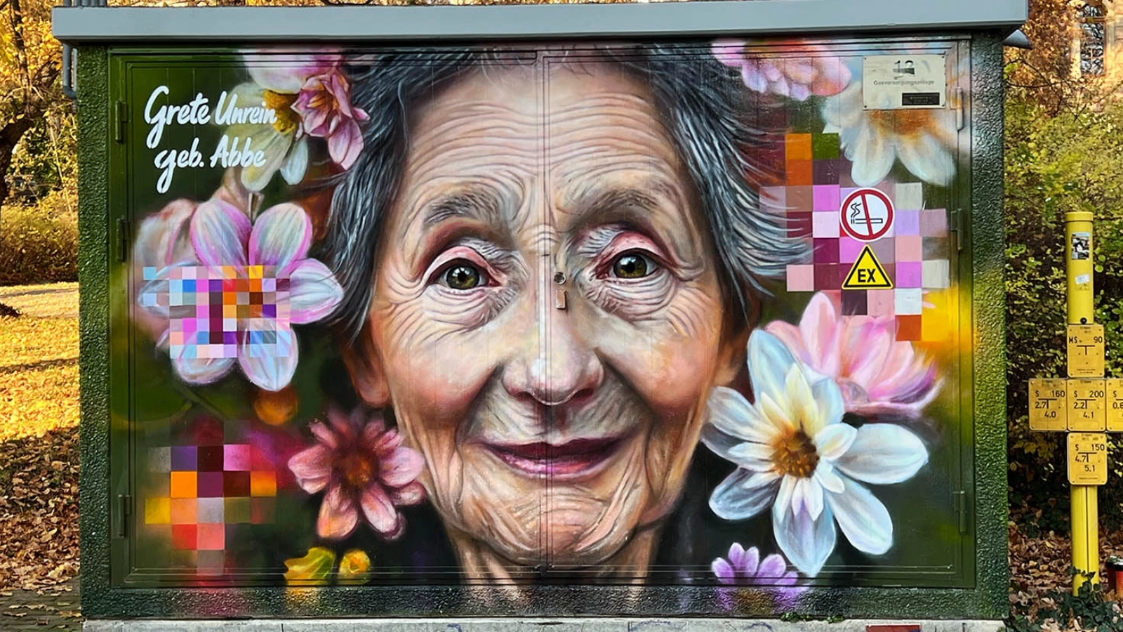 Ein Porträt zu Ehren von Grete Unrein auf der Station in der August-Bebel-Straße.