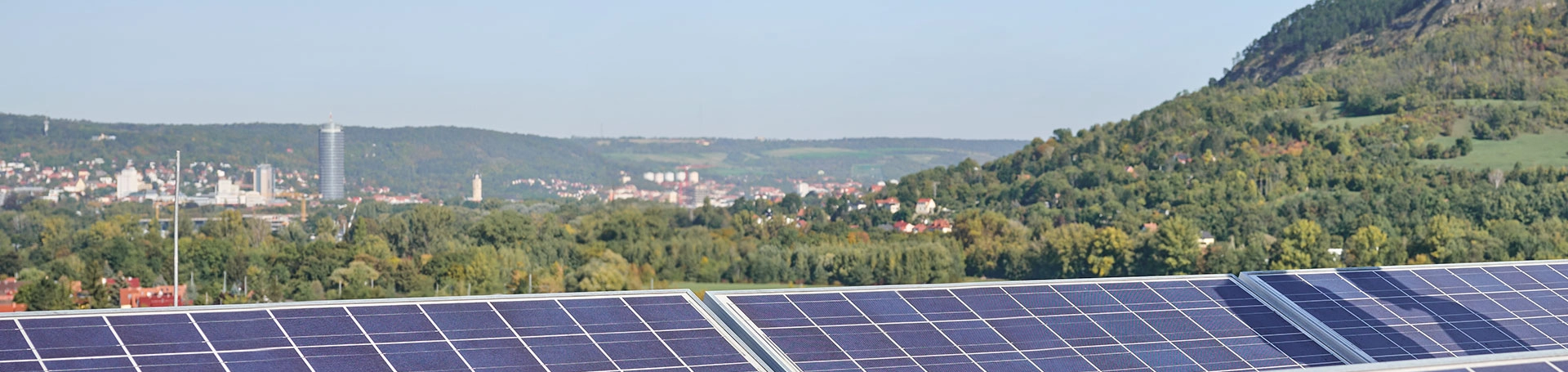 PV-Anlage auf dem Stadtwerke-Geschäftsgebäude im Sommer