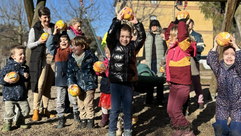 Stadtwerke Jena Netze überraschen Kita-Kinder mit bunten Spielbällen.